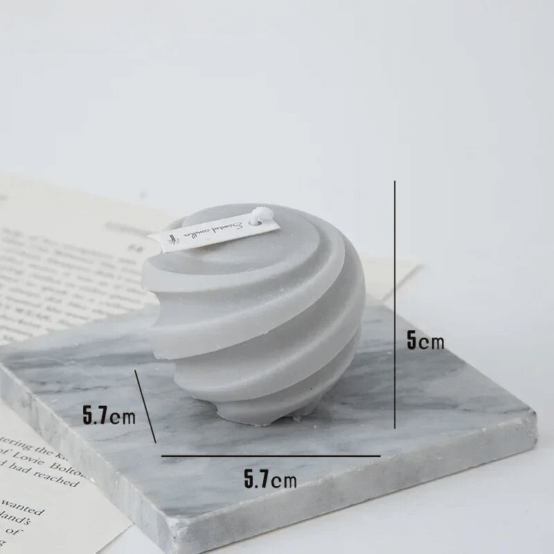 Bougie parfumée en tourbillon de couleur grise, dimensions 5,7 x 5 cm, en cire de soja naturelle sur une base en marbre
