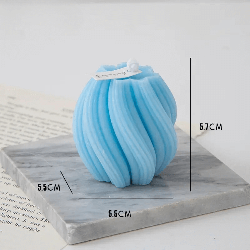Bougie parfumée bleu en tourbillon de 5.7 cm sur une base en marbre, apportant une touche contemporaine et naturelle à votre espace.