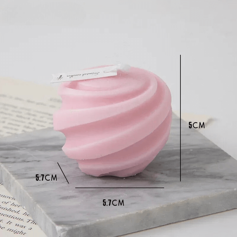 Bougie parfumée en tourbillon rose, dimensions 5.7x5.7x5 cm, design contemporain en cire de soja, idéale pour décorer et parfumer votre espace.
