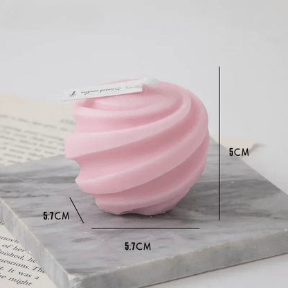 Bougie parfumée en tourbillon rose, dimensions 5.7x5.7x5 cm, design contemporain en cire de soja, idéale pour décorer et parfumer votre espace.