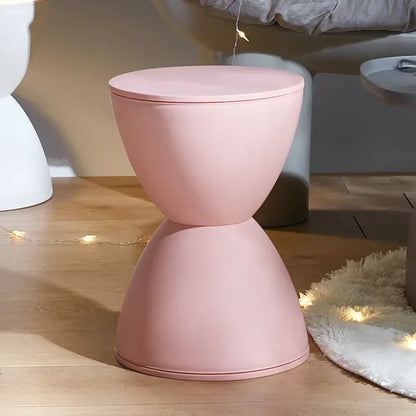Tabouret créatif minimaliste rose multicolore dans un salon moderne, ajoutant une touche élégante et contemporaine à la décoration intérieure.