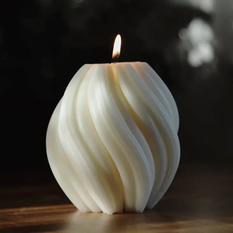 Bougie parfumée en tourbillon allumée, design contemporain en cire de soja blanche, 9 x 10,9 cm, idéale pour la décoration intérieure.