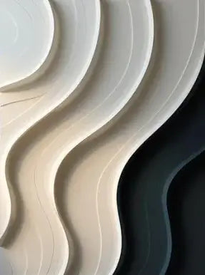 Tableau artistique abstrait 3D en nuances de blanc, beige et noir, apportant une touche contemporaine et élégante à votre intérieur.