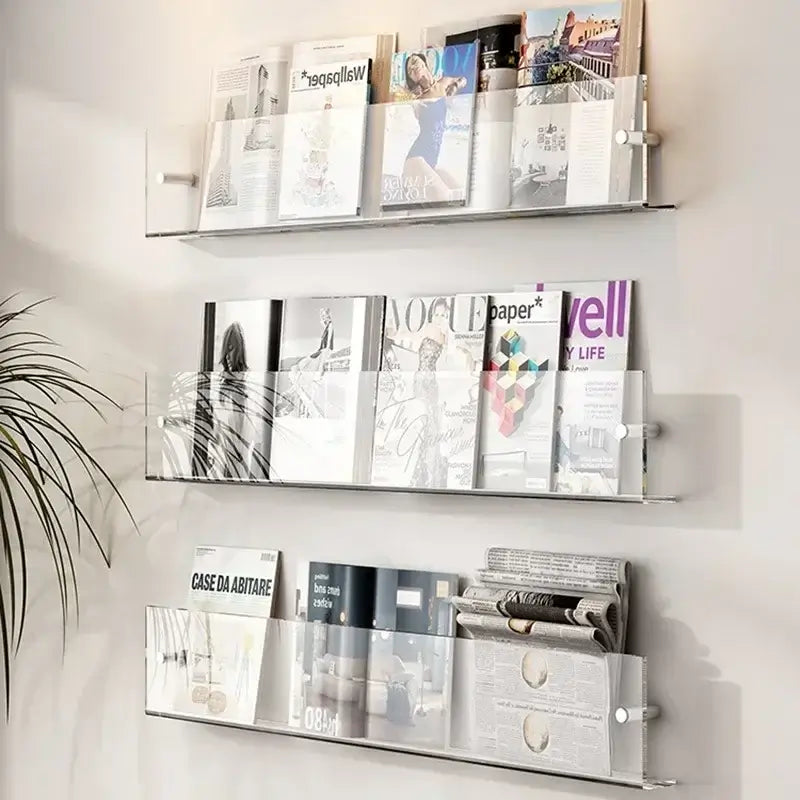 Étagère de rangement murale en acrylique transparent avec magazines et journaux, idéale pour une organisation élégante et modernisée de l'espace.