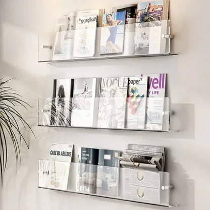 Étagère de rangement murale en acrylique transparent avec magazines et journaux, idéale pour une organisation élégante et modernisée de l'espace.