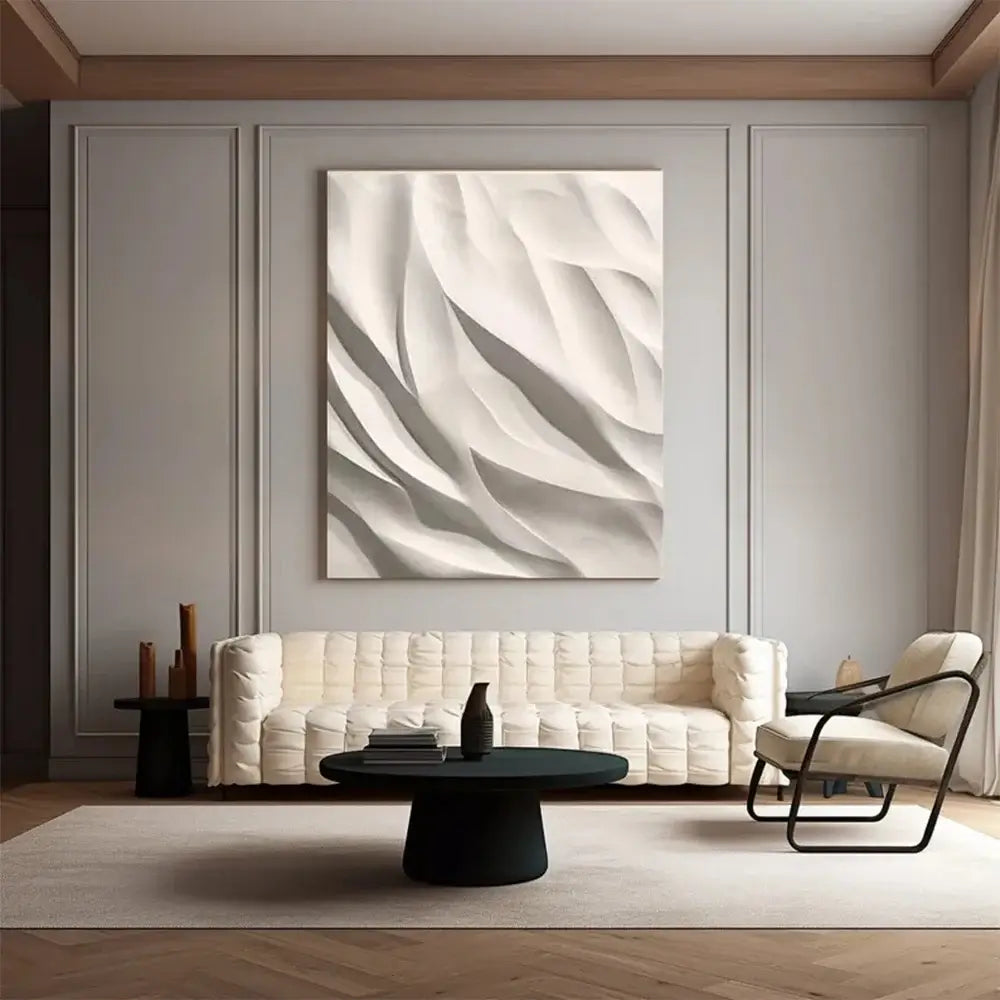 Tableau artistique abstrait 3D accroché dans un salon moderne avec canapés et table basse.
