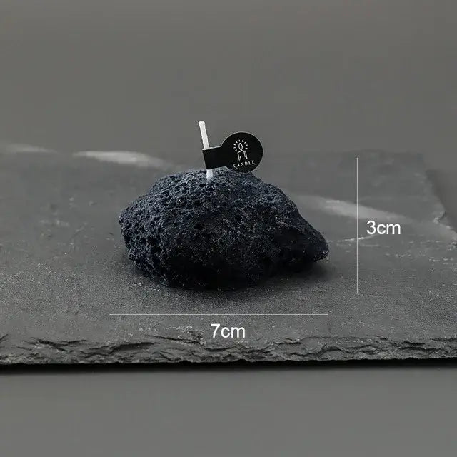 Bougie parfumée géométrique météorite noire, dimensions 7cm x 3cm, déco moderne et apaisante.