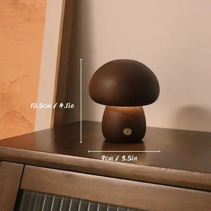 Lampe de table champignon en bois avec des dimensions de 10,5cm de hauteur et 9cm de largeur, posée sur une table.