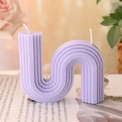 Bougie parfumée en forme de S lilas élégante et minimaliste pour une décoration intérieure apaisante et raffinée