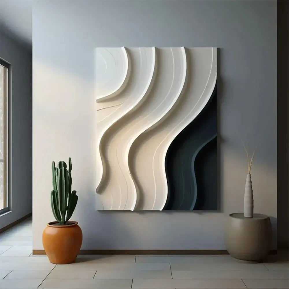 Tableau artistique abstrait 3D accroché au mur, avec un design moderne et ondulé, à côté de deux plantes en pots.