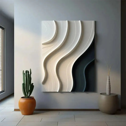 Tableau artistique abstrait 3D accroché au mur, avec un design moderne et ondulé, à côté de deux plantes en pots.