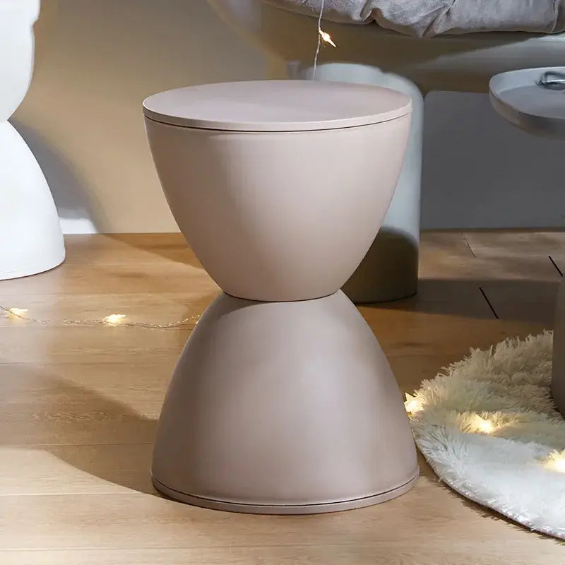 Tabouret créatif multicolore minimaliste pour intérieur moderne, design épuré, parfait pour salon contemporain.