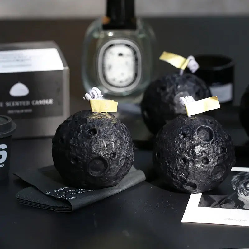 Bougie parfumée géométrique météorite noire sur table avec fond moderne