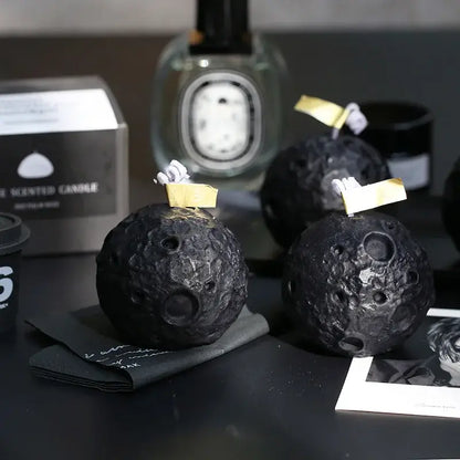 Bougie parfumée géométrique météorite noire sur table avec fond moderne