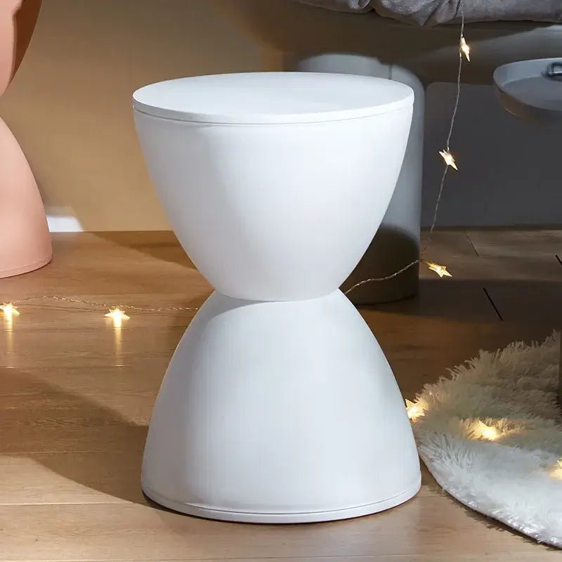 Tabouret créatif minimaliste multicolore design moderne dans un salon, parfait pour un intérieur contemporain