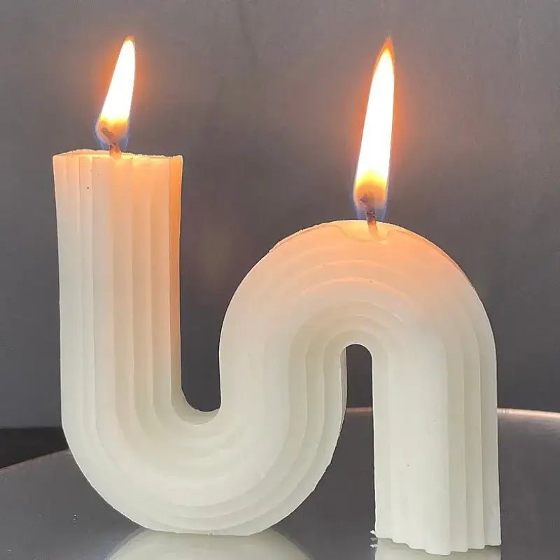 Bougie parfumée en forme de S allumée, élégante et minimaliste, idéale pour la décoration intérieure raffinée et apaisante