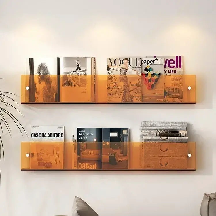Etagère de rangement murale en acrylique transparent avec magazines et journaux, ajout moderne à la décoration intérieure.