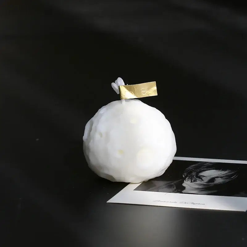 Bougie Parfumée Géométrique Météorite en forme de météorite 3D sur une surface noire, ajoutant une touche moderne et apaisante à la décoration intérieure.